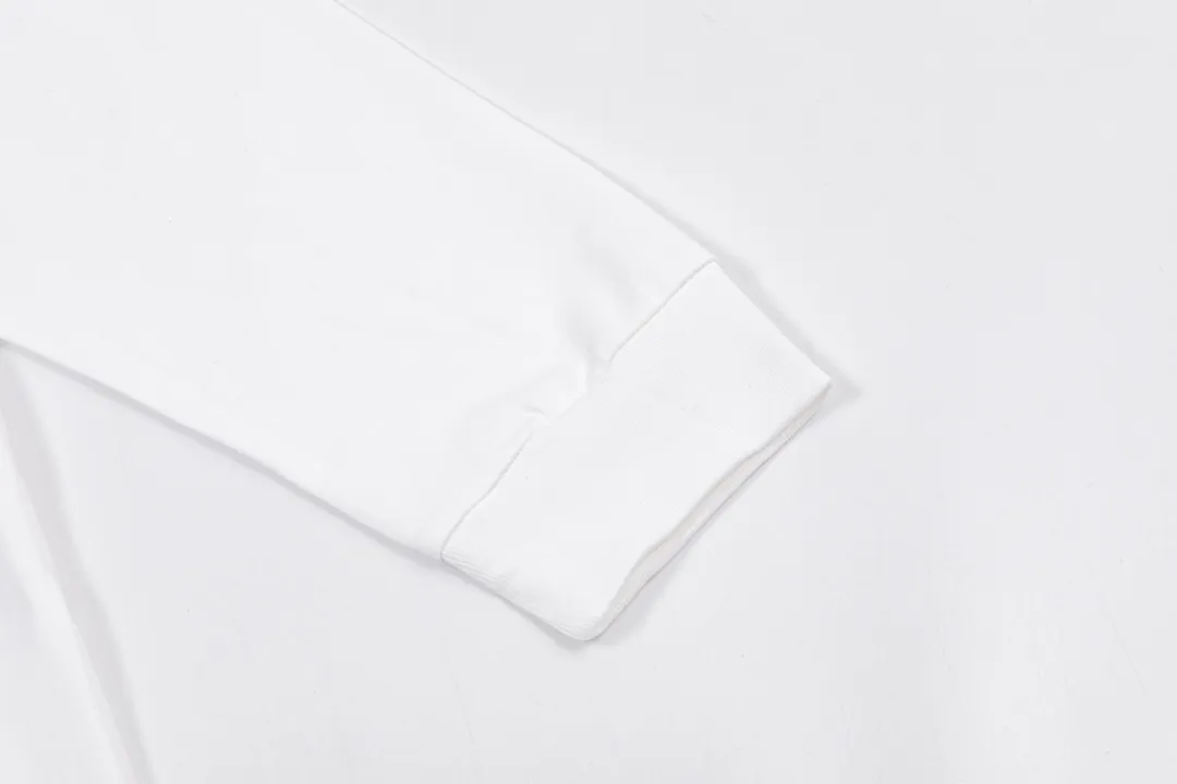 P200 CHROME HEARTS LoGo is fashionable and elegant, with a dropped shoulder style. The fabric is made of 26s double-yarn combed cotton compact spinning yarn with a weight of 280. It is matched with 1*1 Salona rib. The fabric is fermented and has a loose fit. Color: White Size: S～XXL